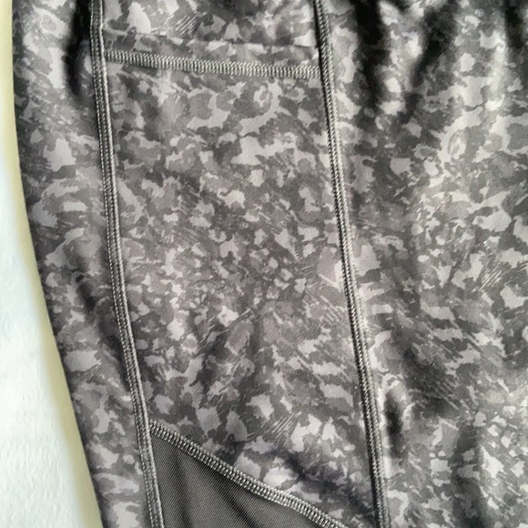 Black/gray patterned biker shorts with pockets - Picture 4 of 7